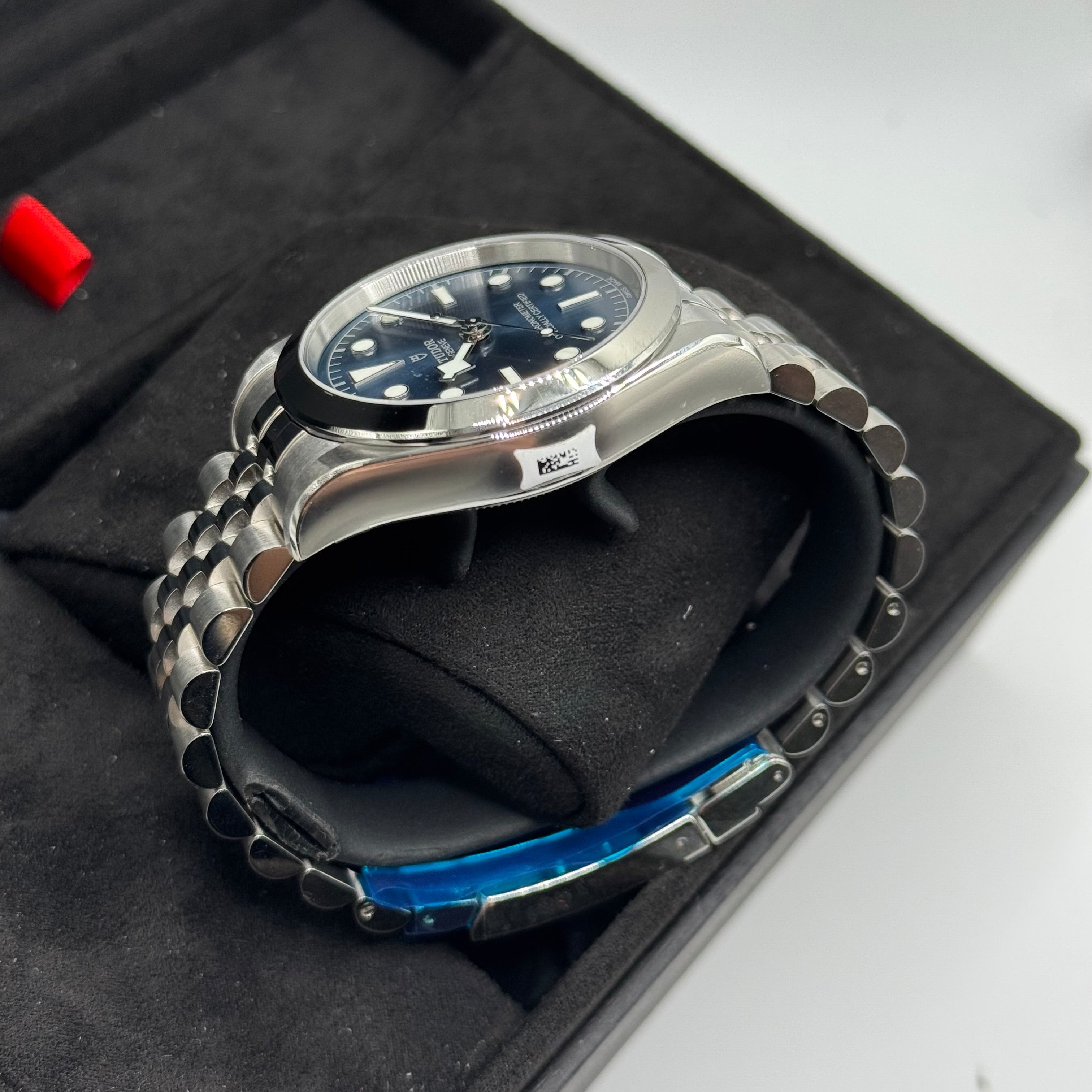 Tudor Black Bay One 39 (M79660-0002)