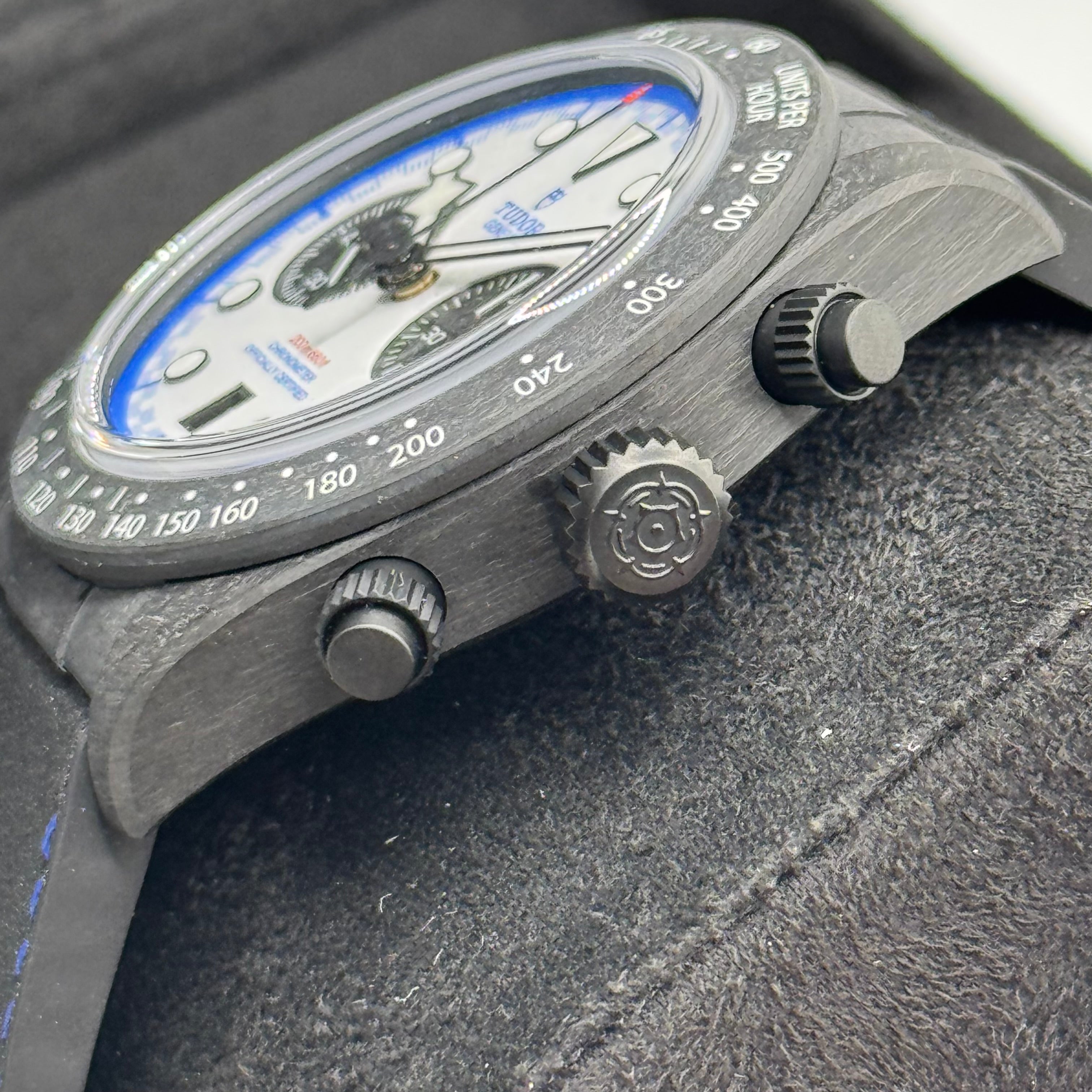 Black Bay Chrono "Carbon 25" (M79377KN-0001)